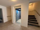 Treppenhaus mit Fahrstuhl - 