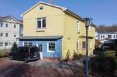 Ansicht Straßenseite und Auffahrt - MFH mit 4 Einheiten und Top-Potenzial zur flexiblen Nutzung in Strandnähe