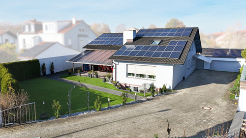 Außenaufnahme - Familienparadies mit Pool - 1.290.000,00 EUR Kaufpreis, ca.  318,50 m² Wohnfläche