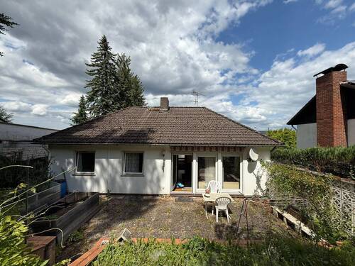 Blick vom Garten auf die Terrasse - 