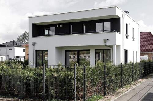 Von Hinten - 6 Zimmer Mehrfamilienhaus, Wohnhaus in Stahnsdorf