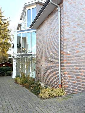 Weg zum Eingang mit Treppenhaus - 