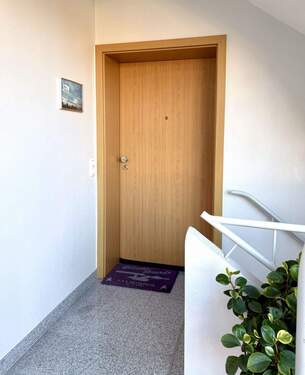 Wohnungseingang 1. OG - Etagenwohnung mit 113,00 m&sup2; in Lingen (Ems) zur Miete