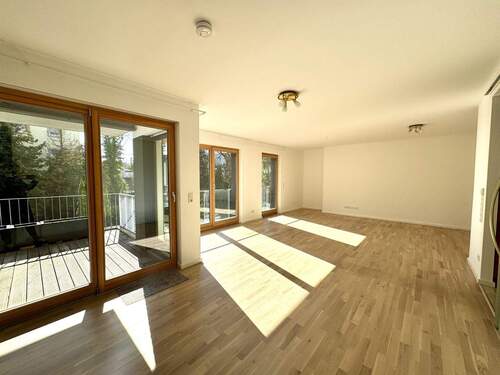 Wohnzimmer m. Zugang zum Balkon - KL-Stadtpark -Attraktive 3 Zimmer Wohnung in Top-Zustand mit Balkon