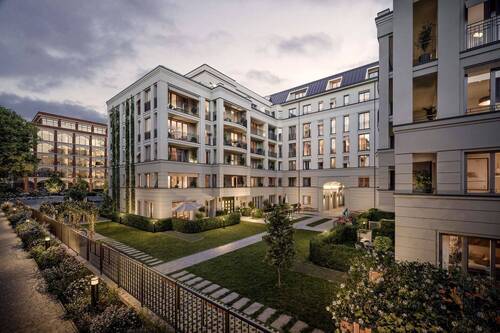 Die Neue Bockbrauerei-Hof_Blaue_Stunde_EVE Visual - Perfekte Lage trifft ruhiges Wohnen: 2-Zimmer Wohnung mit Süd-Balkon