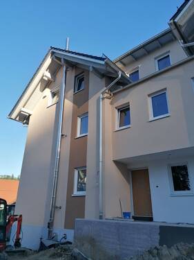 Objektansicht - 4 Zimmer, Bad, Terrasse mit Garten - großzügig mit viel Platz, familiengeeignet! (Whg.2 EG)