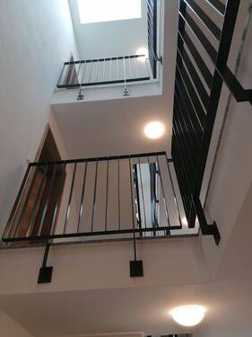 Treppenhaus - auch hier ist es schön - 4 Zimmer Etagenwohnung in Ronsberg