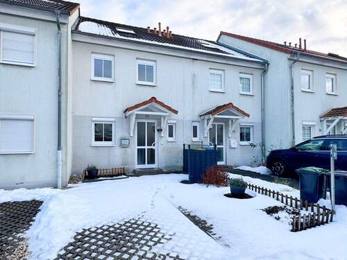 Hauseingang mit Stellplatz - 4 Zimmer Reihenmittelhaus zum Kaufen in Markranstädt