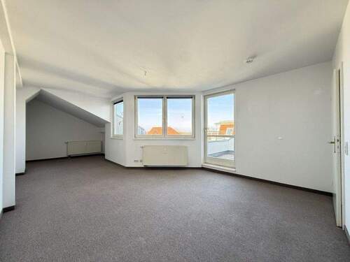 Wohnzimmer mit Balkonzugang - 