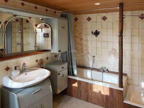 mit Dusche und Wanne - 