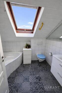 Bad mit Wanne und WC - 