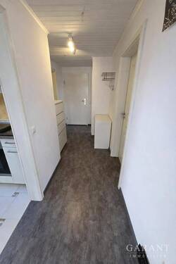 Flur mit Sicht auf den Wohnungseingang - 