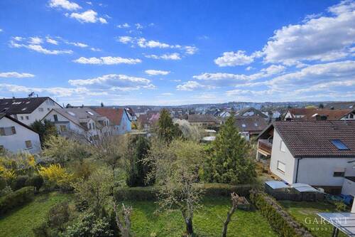 Aussicht vom Balkon - Sonnige DG-Wohnung mit Weitblick vom Balkon und eigenem Carport!