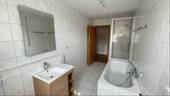 Bad mit Wanne und Dusche - 