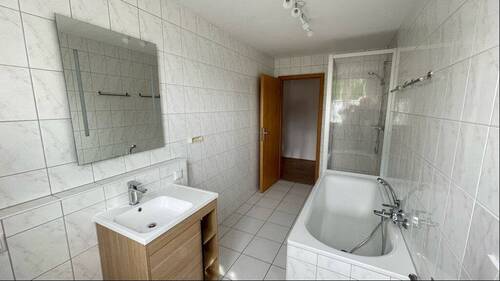 Bad mit Wanne und Dusche - 