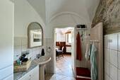 Blick vom Badezimmer in die Küche - 