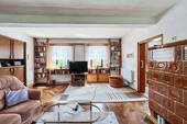 Helles Wohnzimmer mit Echtholzparkett - 