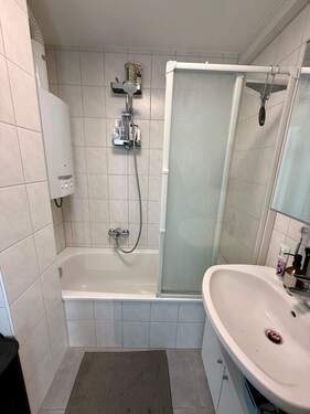 Badezimmer mit Badewanne - 