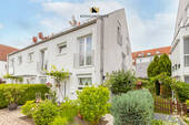 Haus Vorderansicht -rechte Seite- mit Zugang zum Garten - 