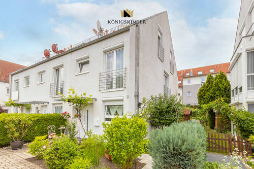 Haus Vorderansicht -rechte Seite- mit Zugang zum Garten - 
