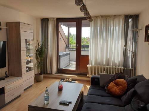 Wohnbereich Richtung Balkon - 2 Zimmer Etagenwohnung in Würzburg