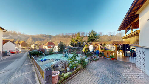 ebener Garten neben dem Haus - 