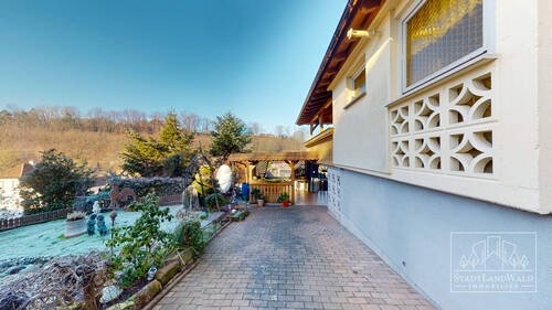 Weg am Haus entlang zum Freisitz, Balkon und UG - 