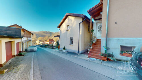 Garagen zur linken und Haus zur rechten Seite - 