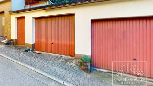 Garagen auf gegenüberliegender Straßenseite - 