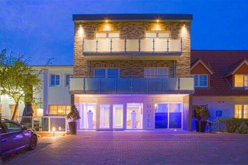 Hotel abends mit Beleuchtung - 