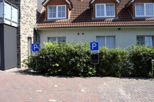 E-Ladestation und Behinderten-Parkplatz - 
