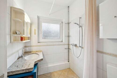 Duschbad.jpeg - Etagenwohnung mit 69,00 m&sup2; in Berlin zum Kaufen