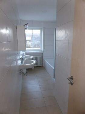 Tageslichtbad mit Wanne - 