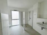 Bad mit Fenster + Walk-In-Dusche - 3 Zimmer Etagenwohnung in Emmerich am Rhein