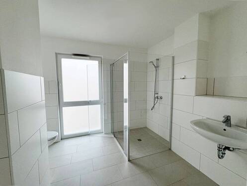 Bad mit Fenster + Walk-In-Dusche - 3 Zimmer Etagenwohnung in Emmerich am Rhein