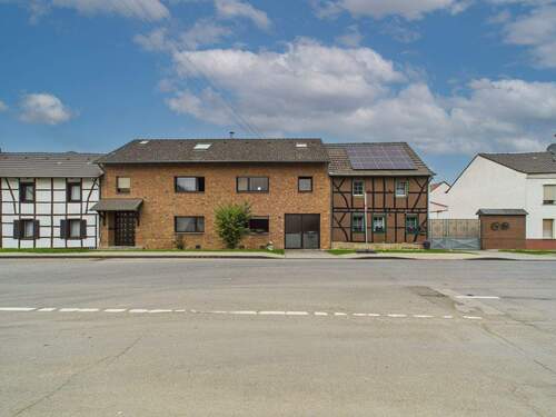 Straßenansicht - 4 Zimmer Etagenwohnung zum Kaufen in Weilerswist