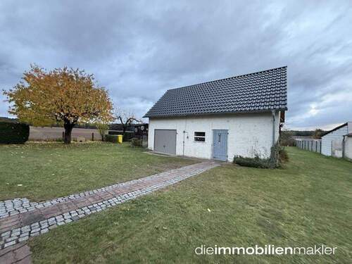 Nebengebäude mit Garage - 