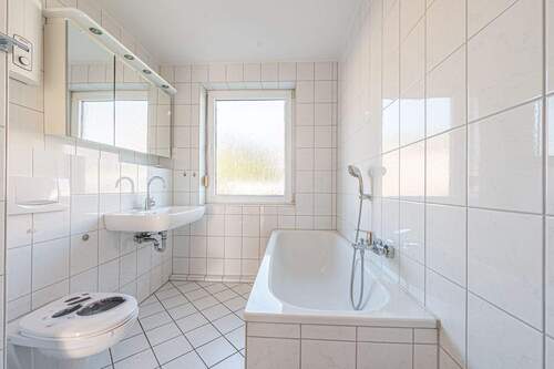 Tageslichtbad mit Badewanne - 