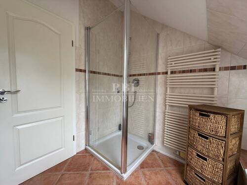 ...mit separater Dusche - 