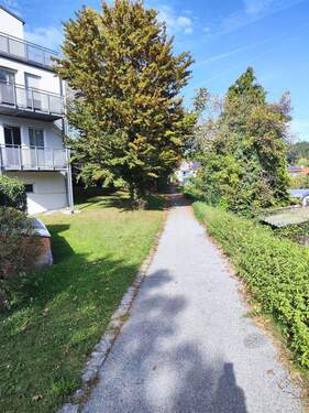 Blick vom Gehweg - Wohnung in Metten provisionfrei zu verkaufen