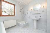 Erdgeschoss - Vollbad - 