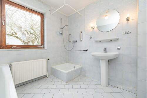 Erdgeschoss - Vollbad - 