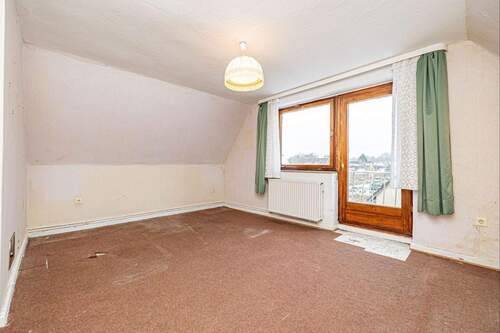 Dachgeschoss - Schlafzimmer mit Zugang zum Balkon - 