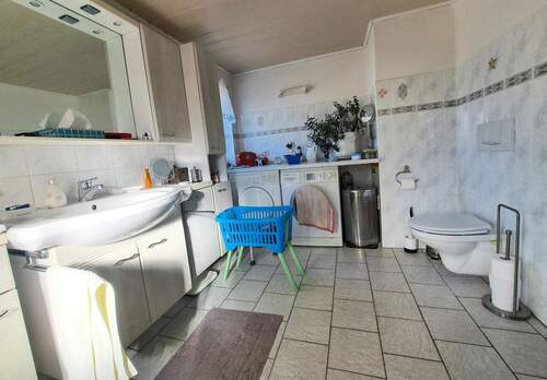 Bad mit Badewanne EG Teilansicht 2.jpg - 
