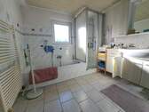 Bad mit Badewanne EG Teilansicht 1.jpg - 