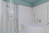 Badewanne und Dusche - 