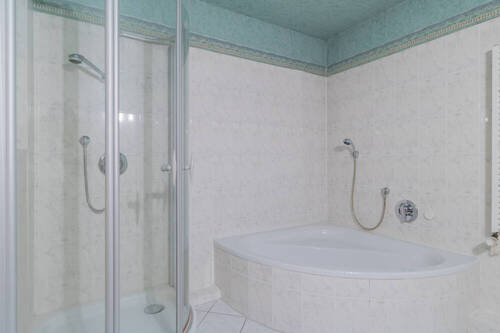 Badewanne und Dusche - 