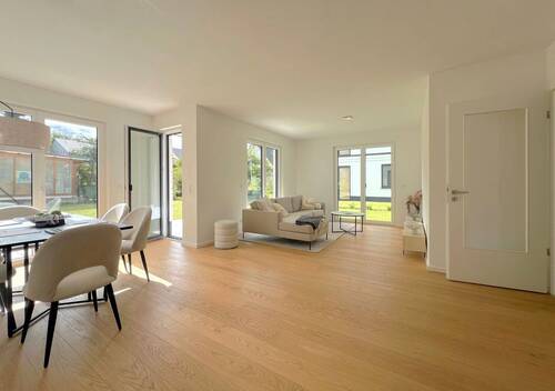 Helles & gemütliches Wohnzimmer - EINZIEHEN + WOHLFÜHLEN . Komfortable NEUBAU-3-Zimmer-Wohnung mit großem Garten und Sonnenterrasse