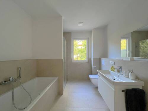 Bad (mit Wanne und bodengleicher Dusche) - 