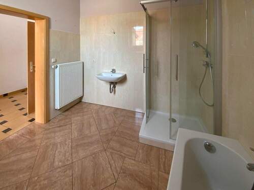 Bad mit Dusche und Wanne, WE 2 (vermietet) - 